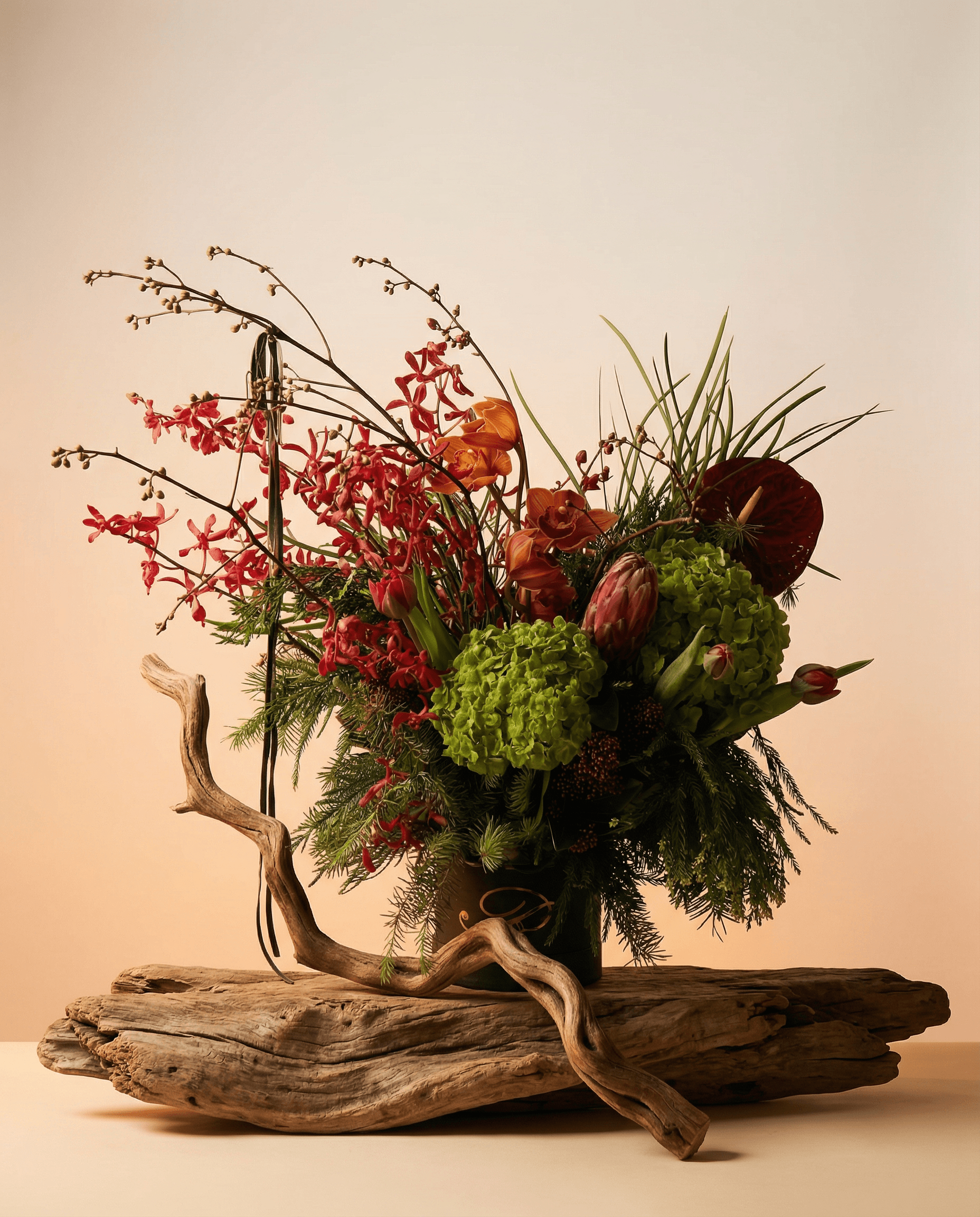 Elegant Silent - 깊은 숲의 고요함을 닮은 어레인지먼트. 짙은 레드와 그린이 만들어내는 절제된 야생의 아름다움.