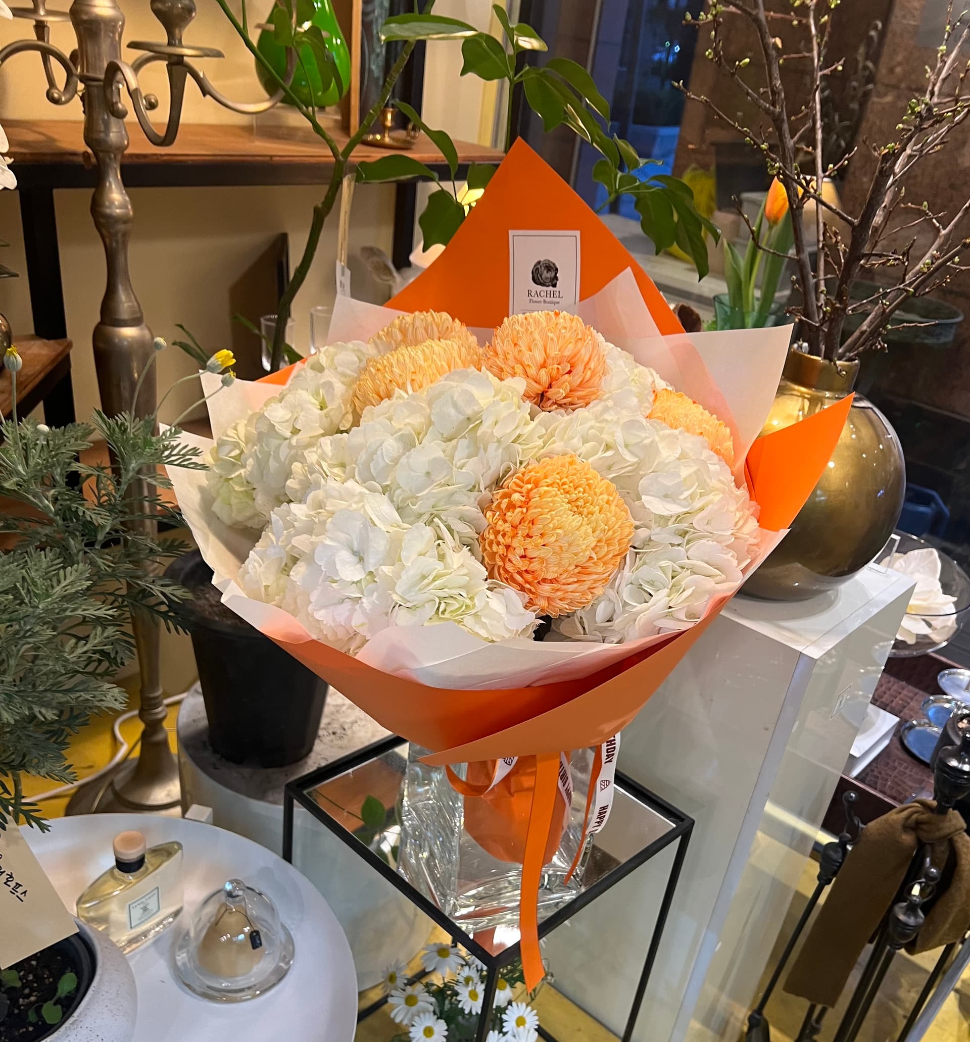 오렌지 달리아를 메인으로 한 랩핑 꽃다발